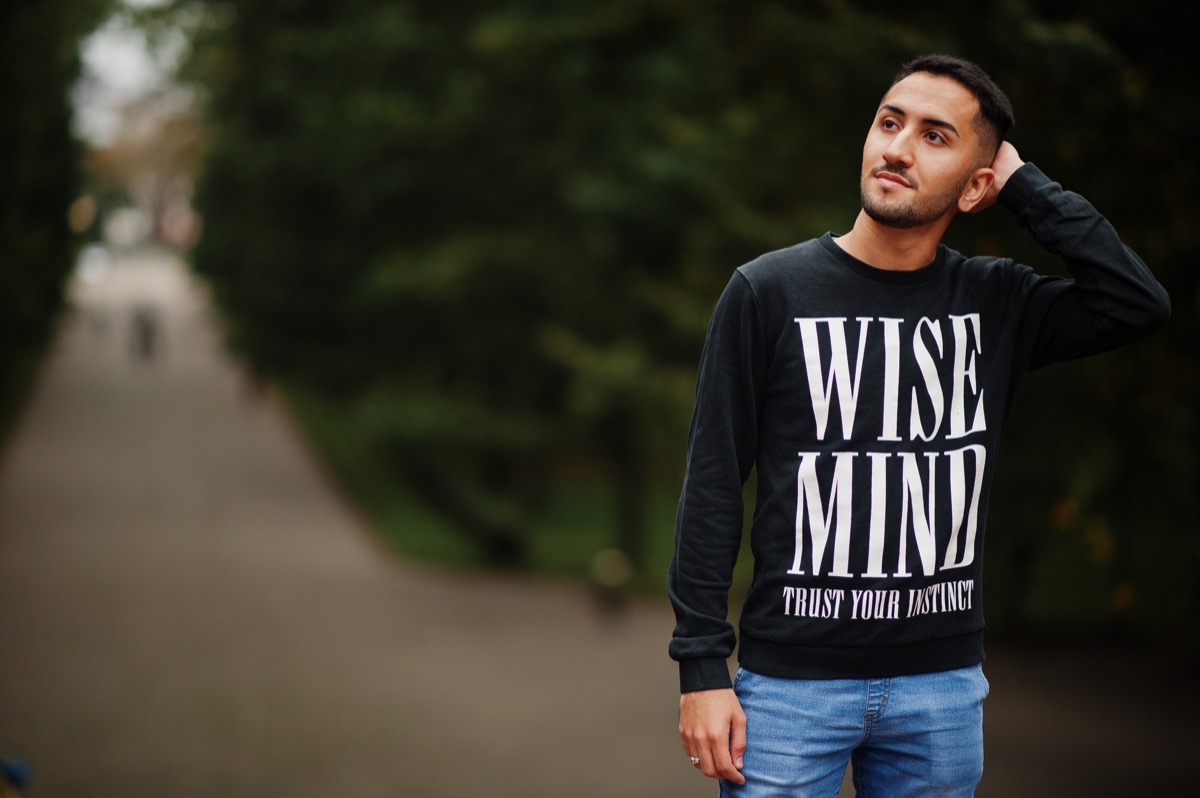 Jak wybrać bluzę męską z grafiką? Sprawdź nasze propozycje