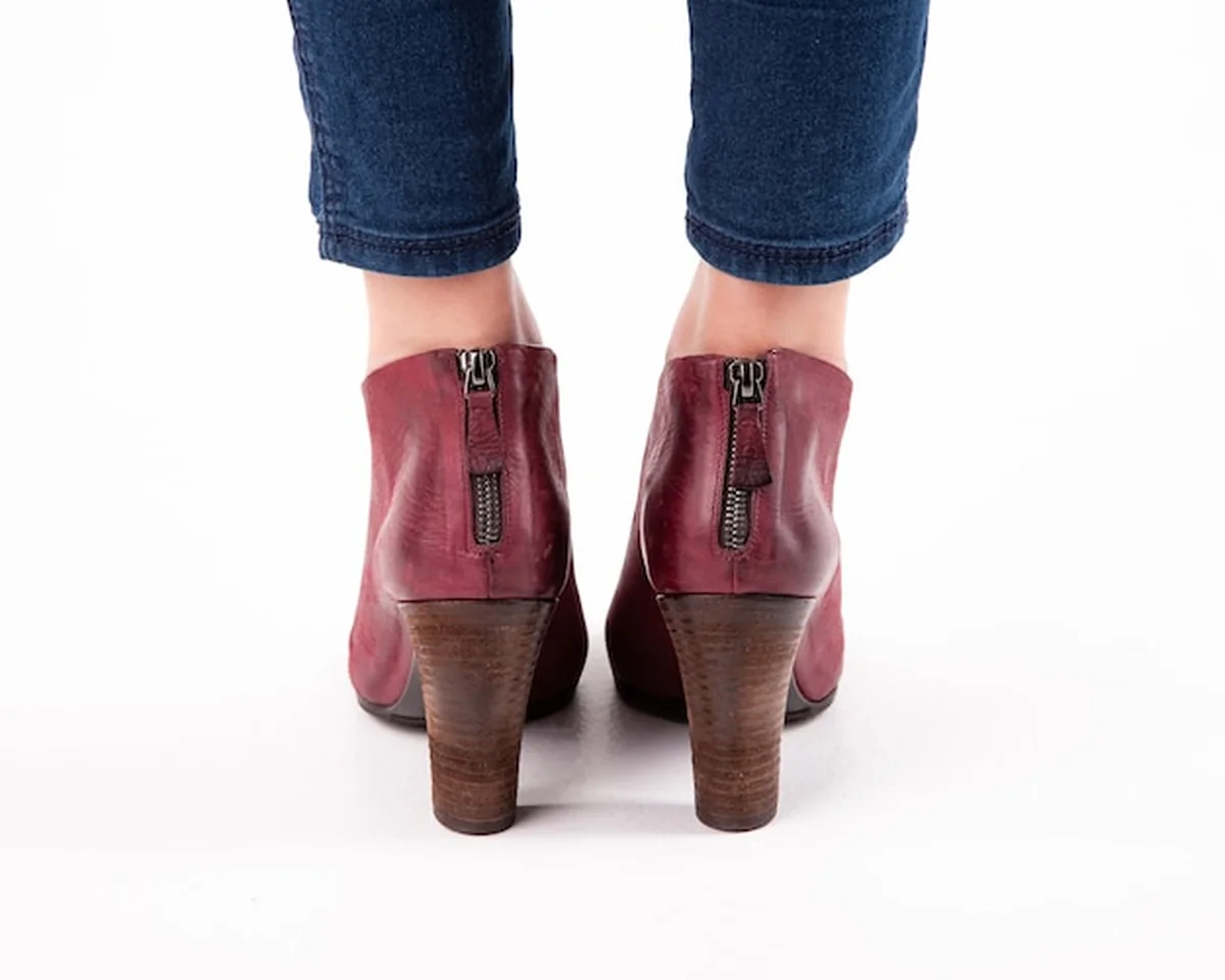 Stylowe buty damskie na białym tle