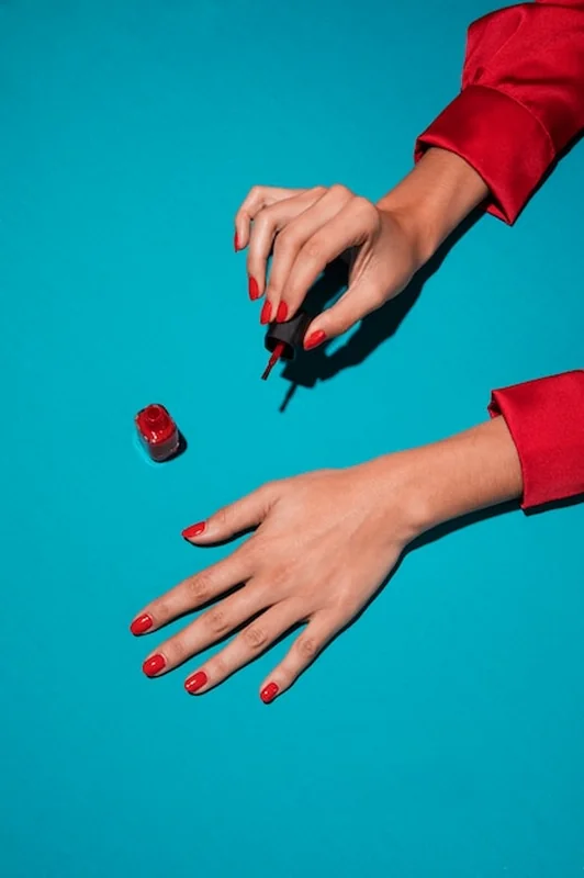 Zabieg pielęgnacji paznokci z bliska