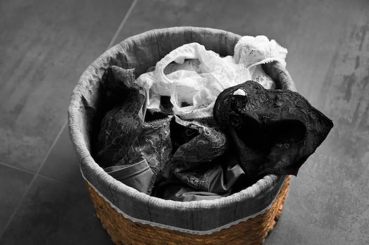 Bielizna damska w koszu na ciemnym tle