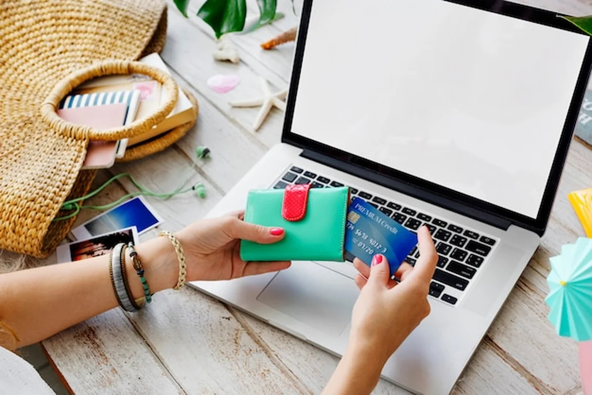 Ręka trzyma kredytową kartę do płatności online