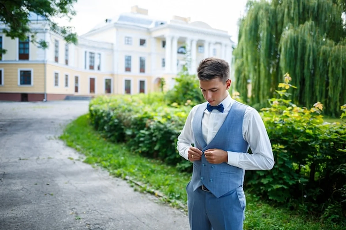 Młody biznesmen w stylowych ubraniach w parku