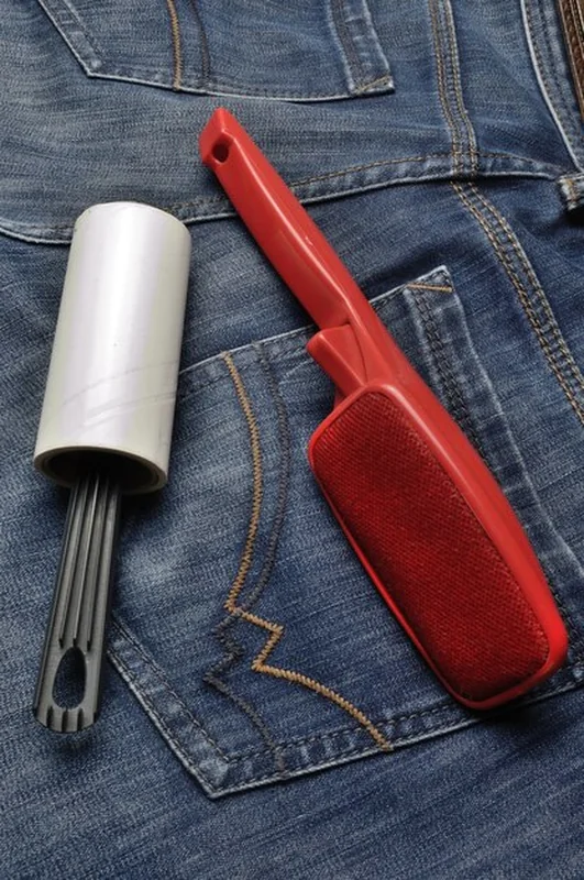 Ciemne dżinsy z lepką rolką do odzieży