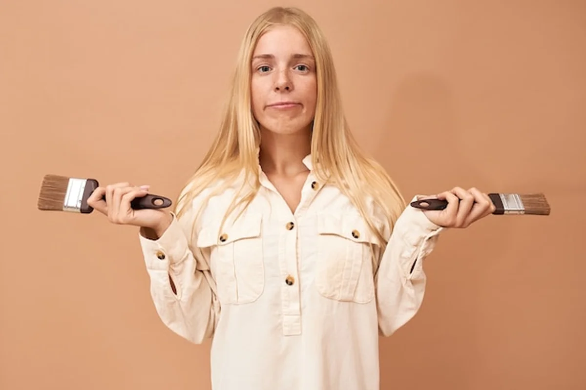 Nastolatka z aparatem ortodontycznym maluje ściany