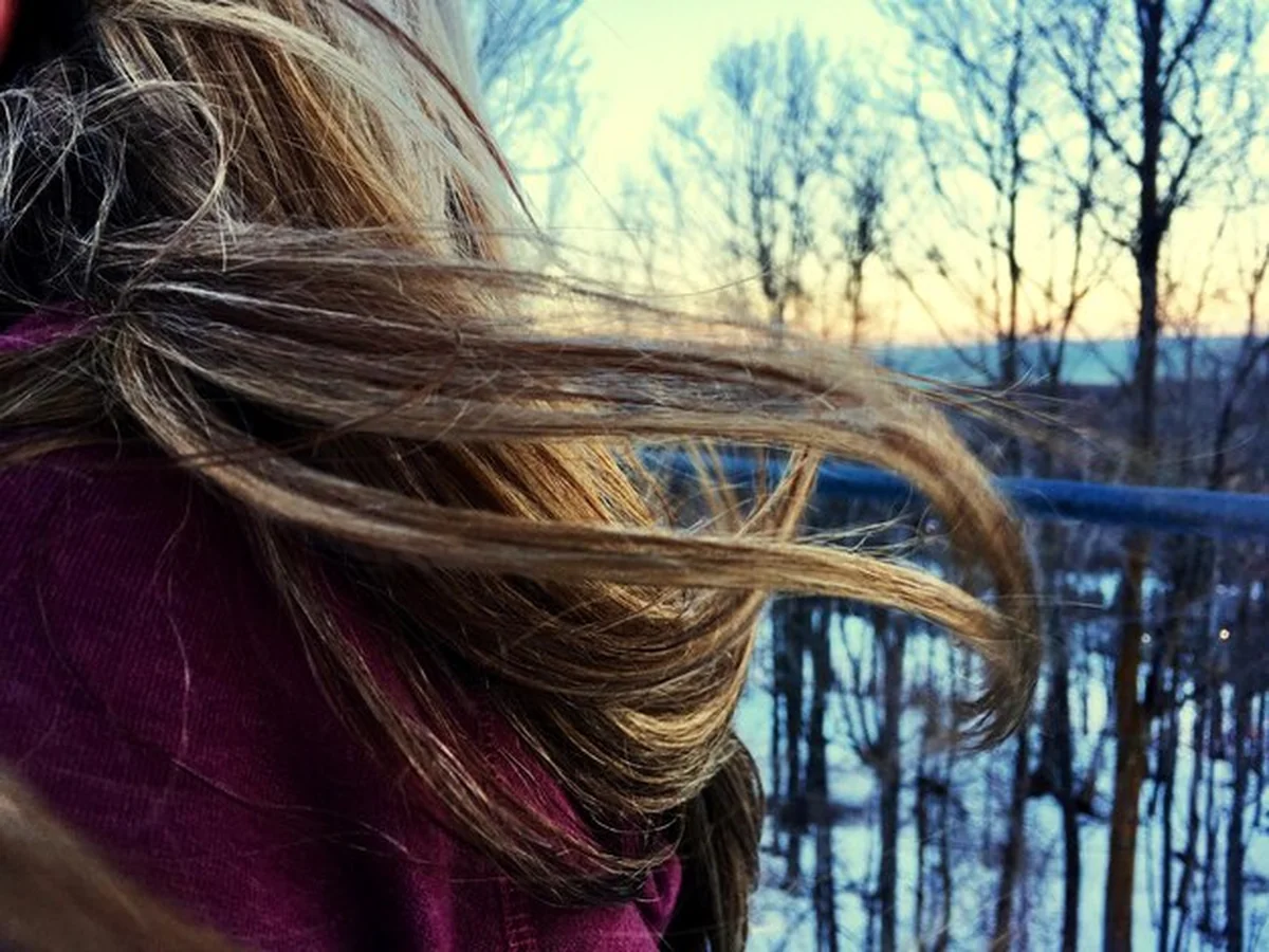 Kobieta z roztrzaskanymi włosami podczas zachodu słońca