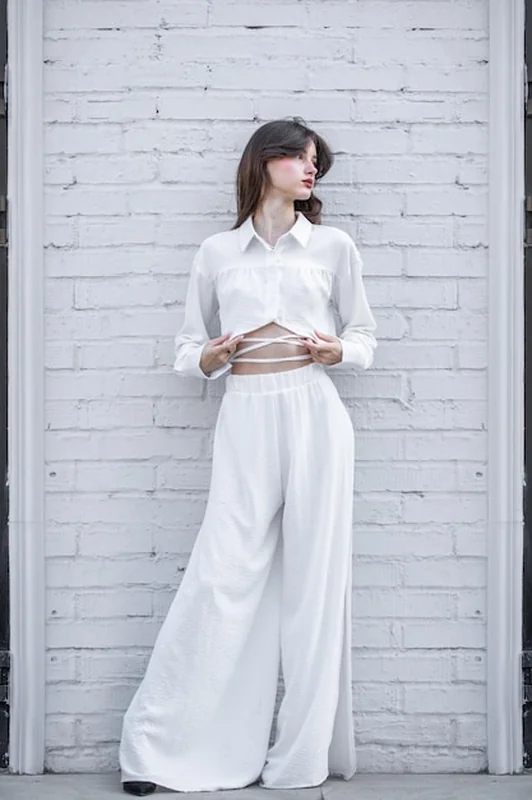 Młoda piękna brunetka w spodniach palazzo