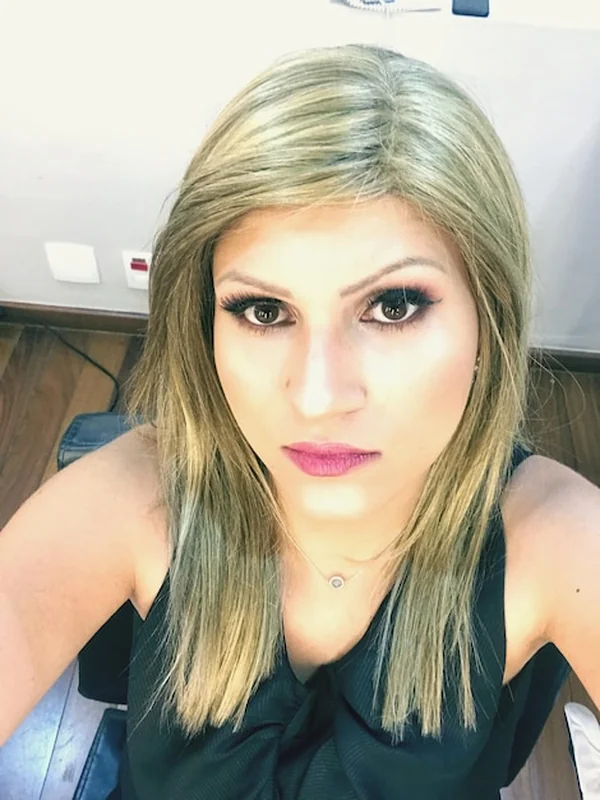 Portret kobiety siedzącej na siedzeniu