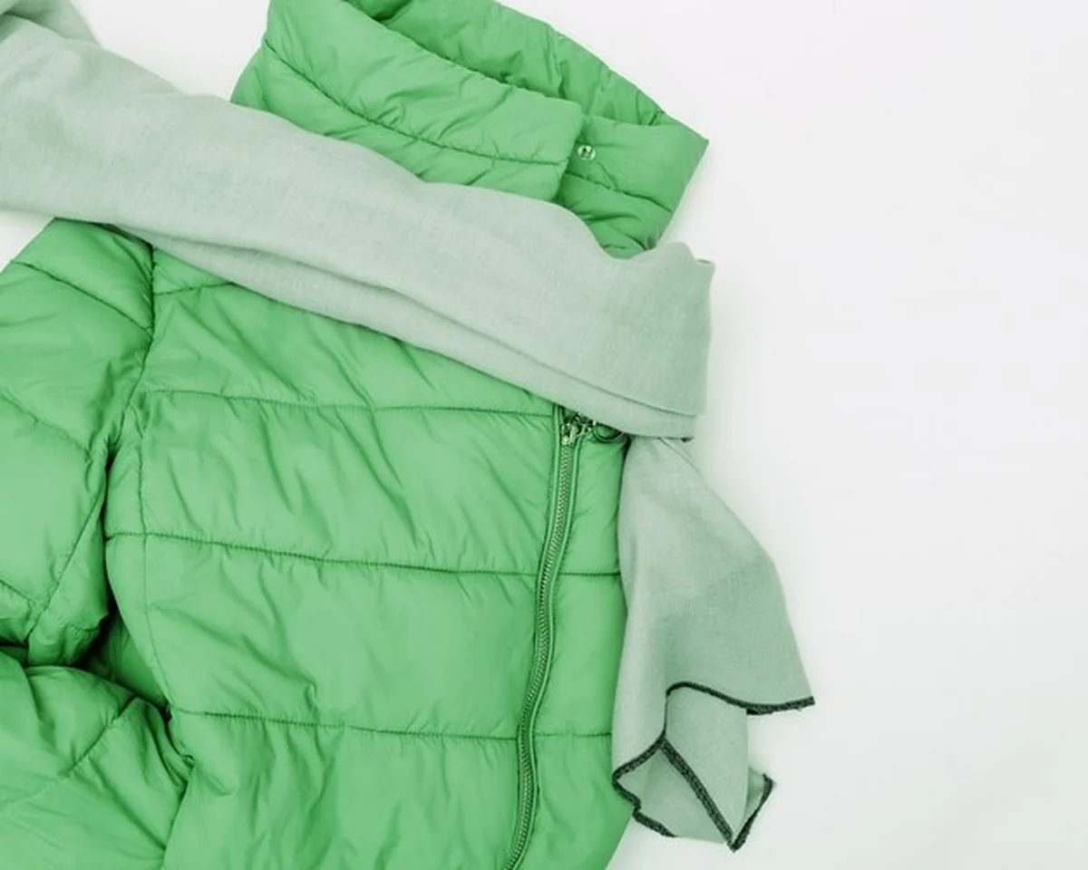 Jasna kurtka puchowa z szalem