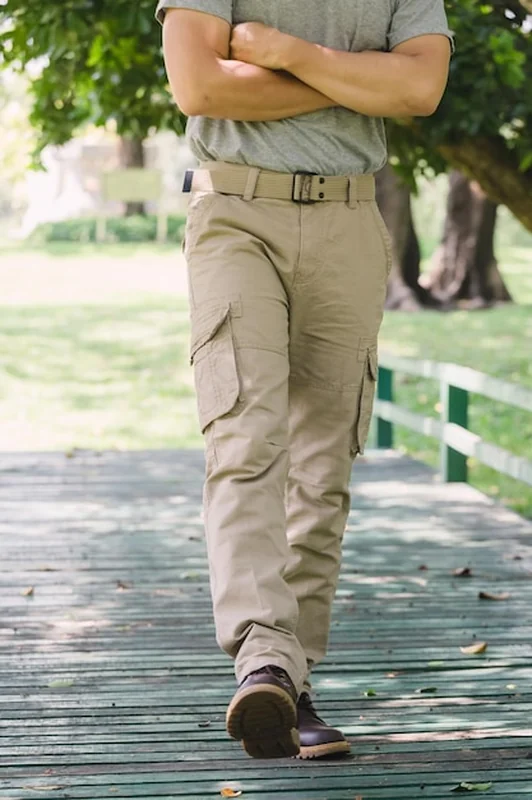 Model w spodniach cargo żółto-brązowych