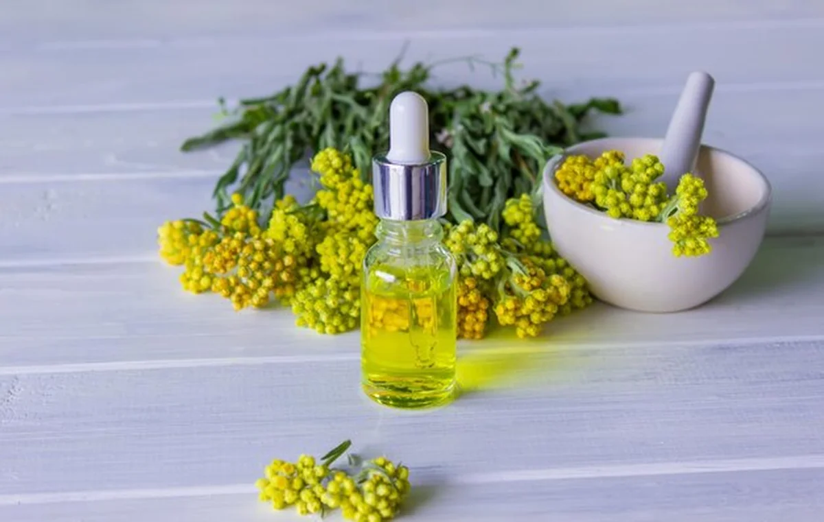 Butelka nalewki z olejkiem eterycznym z wrotyczu pospolitego