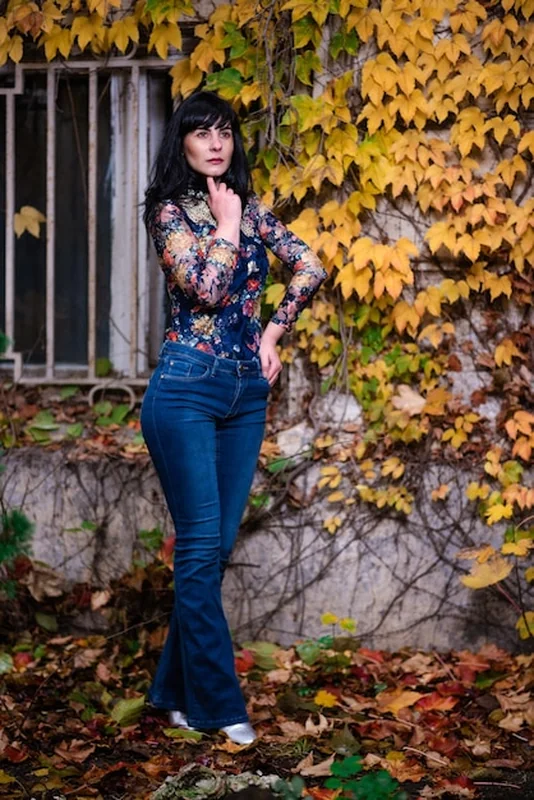 Młoda kobieta z jesiennymi liśćmi