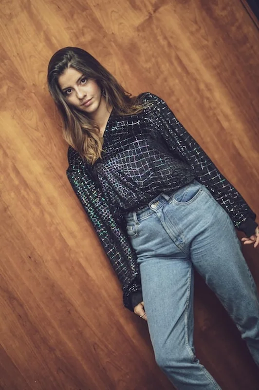 Młoda kobieta przy drewnianej ścianie