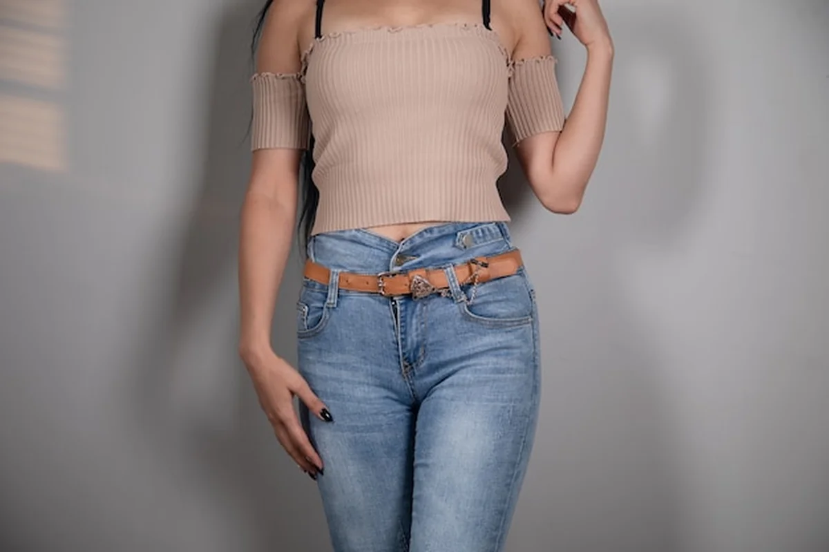 Młoda dziewczyna w dżinsach pozuje