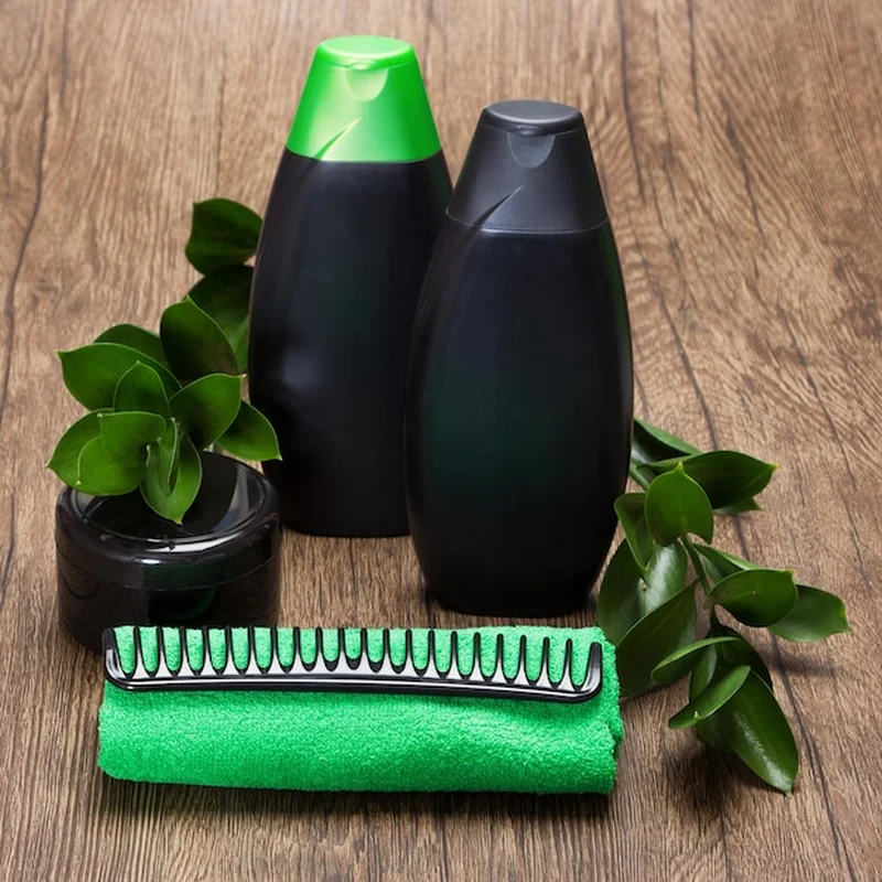 Naturalne kosmetyki do pielęgnacji włosów z zielonymi gałązkami roślin