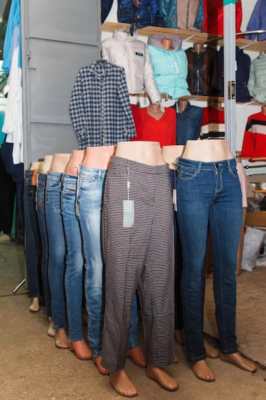 Rząd różnych spodni i dżinsów na manekinach