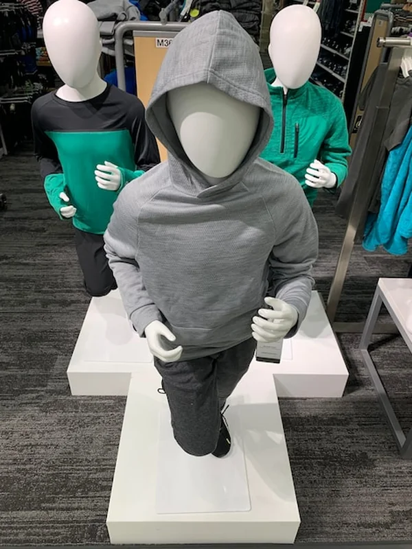 Wysoki kąt widoku odzieży nad manekinami w sklepie