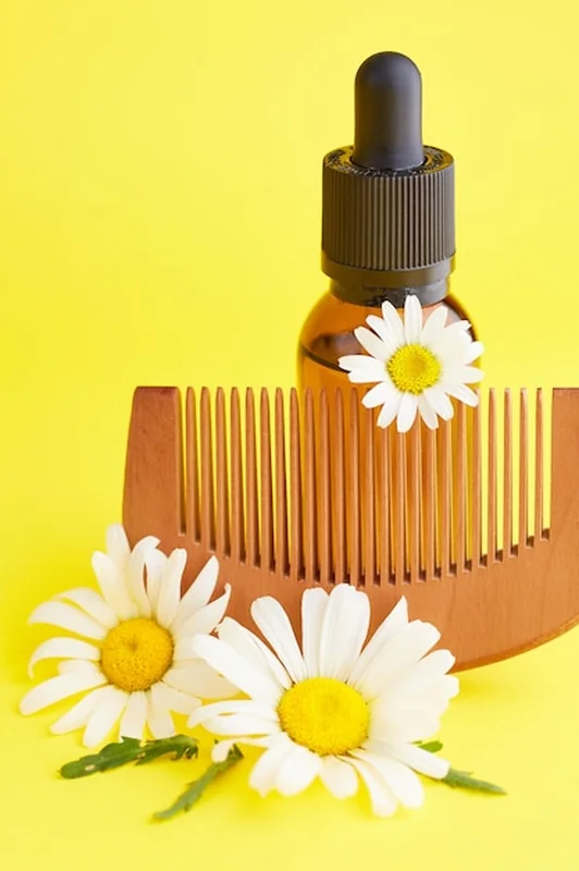 Kompozycja kosmetyków z rumiankiem i buteleczkami olejku eterycznego