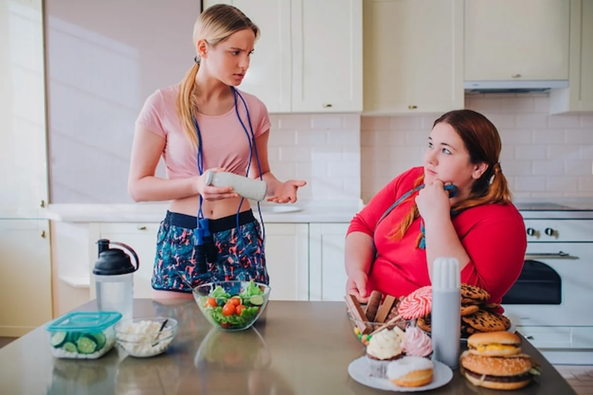 Młode kobiety w kuchni patrzą na siebie