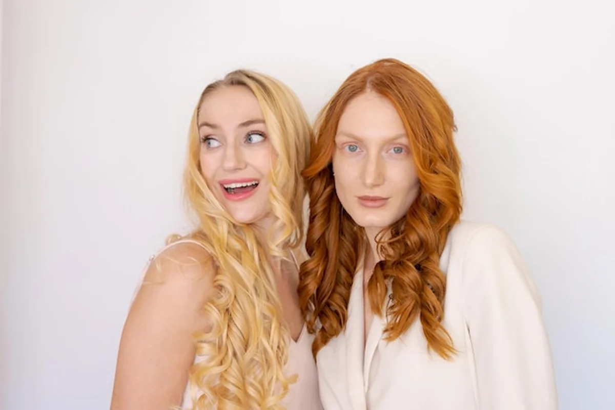 Blondynka i ruda kobieta na zdjęciu