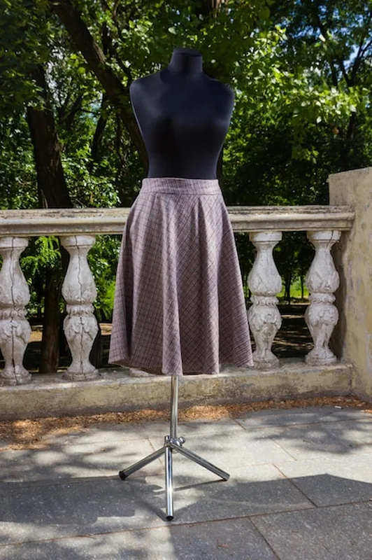 Spódnica w kratę na manekinie