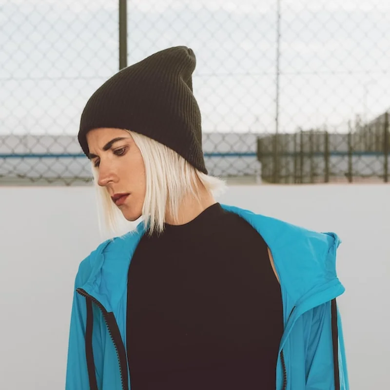 Jak nosić czarny sweter? Proste stylizacje