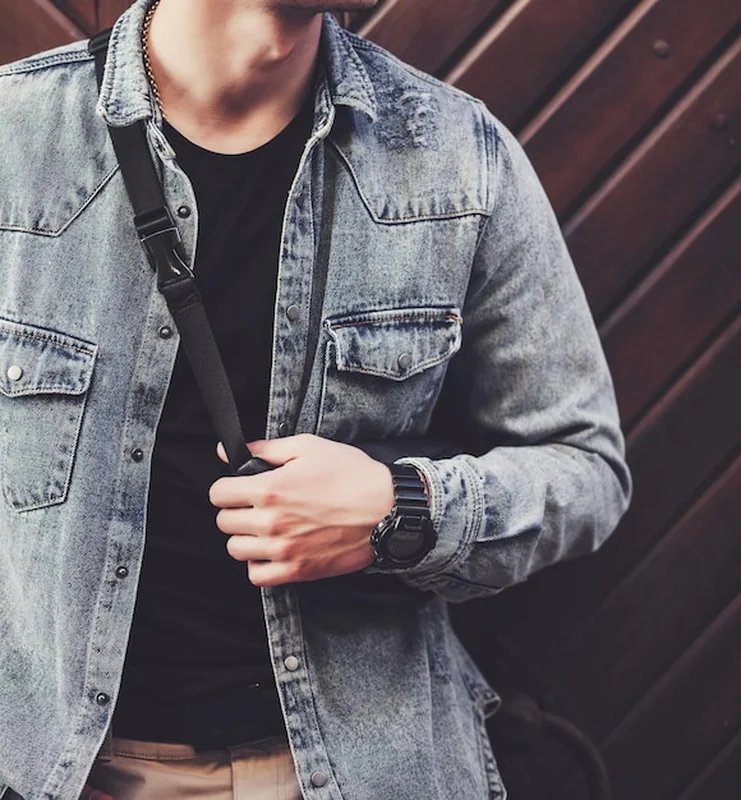 Modny mężczyzna w codziennych ubraniach w pejzażu miejskim