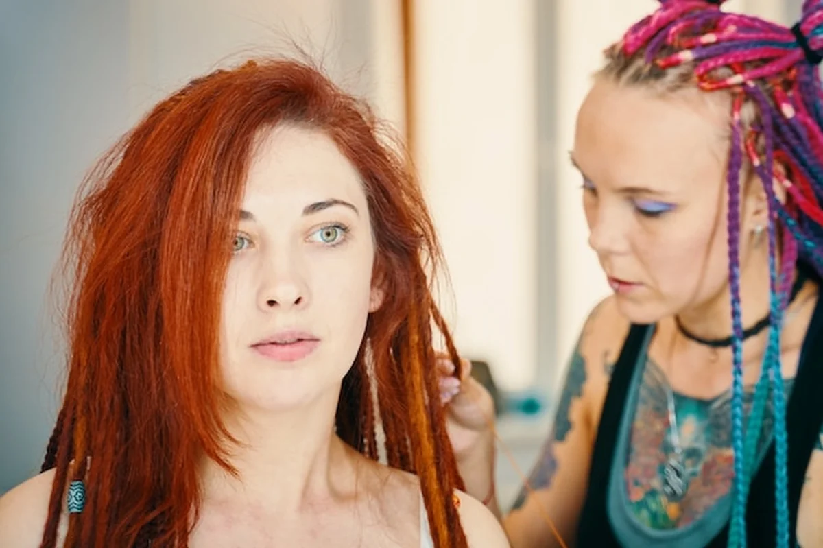 Mistrzyni splata warkocze w gabinecie kosmetycznym