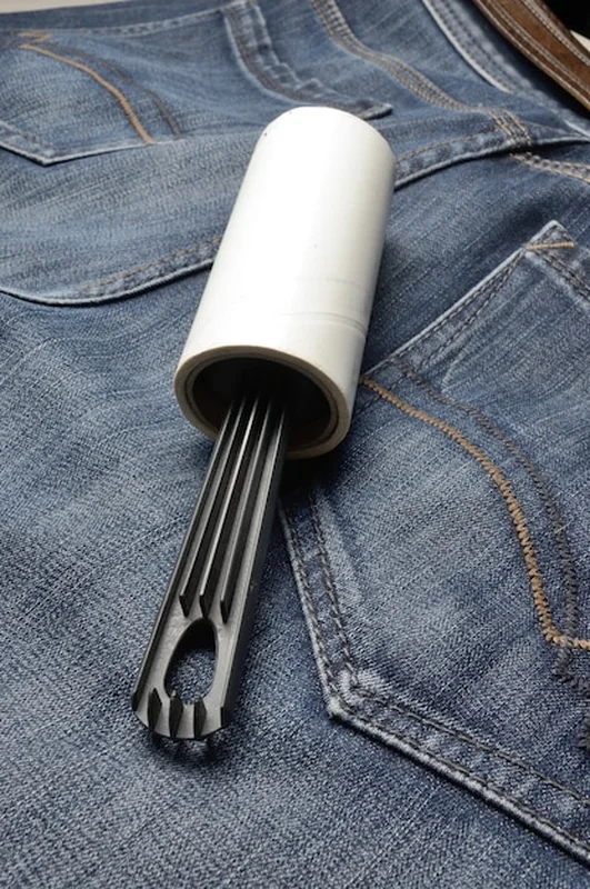 Ciemne dżinsy z lepką rolką do odzieży