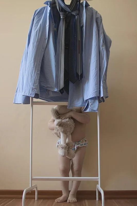 Dolna część dziewczyny bez koszuli w domu