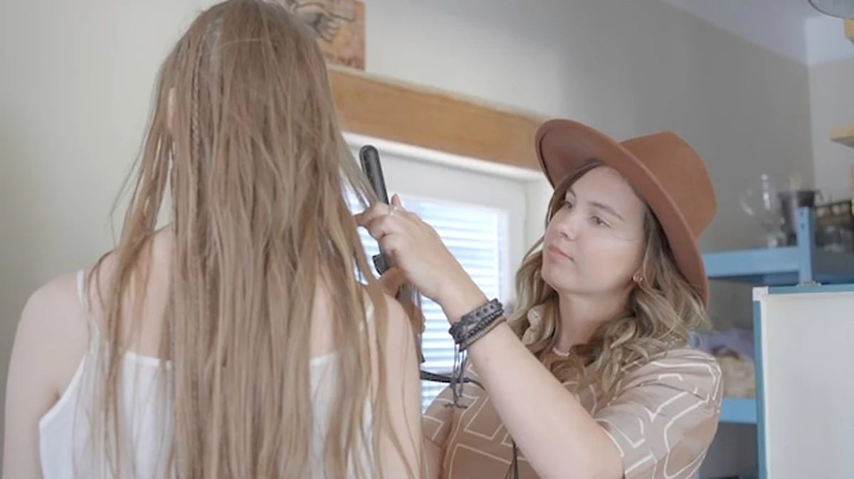 Stylistka robi fryzury modelkom w salonie fryzjerskim