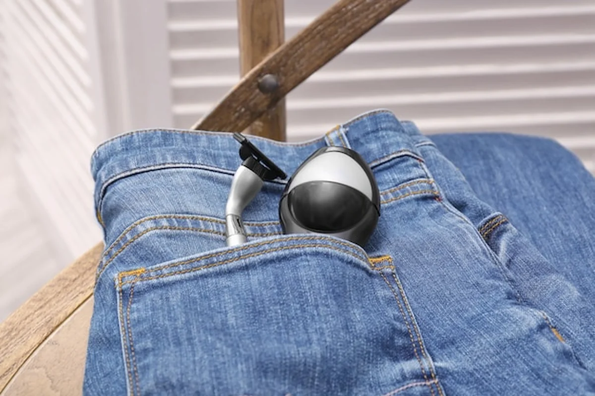 Deodorant i brzytwa w kieszeni dżinsów