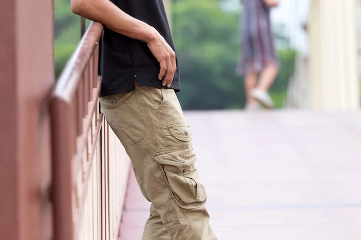 Mężczyzna w spodniach cargo na zewnątrz