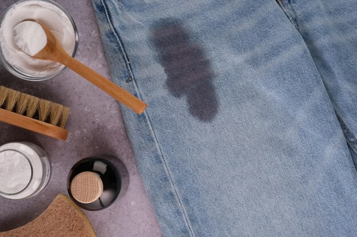Usuwanie plamy na dżinsach za pomocą sody oczyszczającej i szczotki