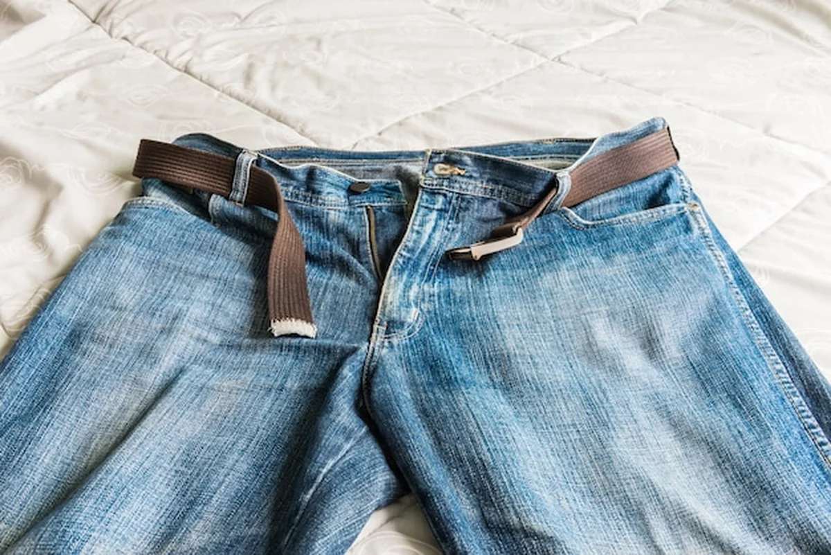 Dżinsy z niebieskiego materiału i pasek z klamrą