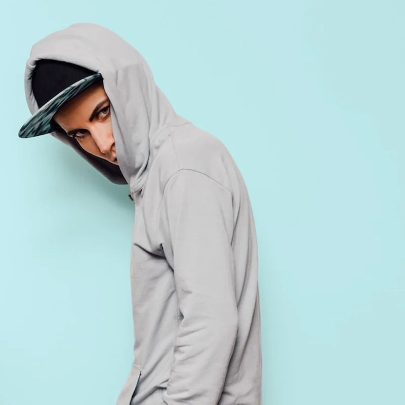 Jaka bluza pasuje do szarych dresów? Nasze stylizacje damskie