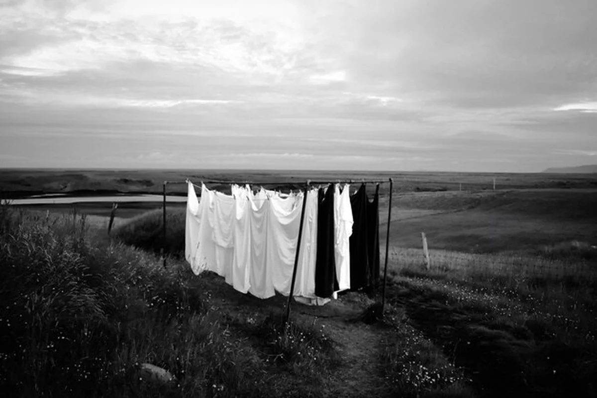 Ubrania suszące się na polu pod niebem