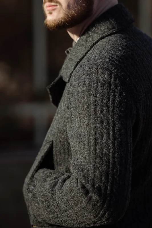 Mężczyzna w garniturze i swetrze na ulicy