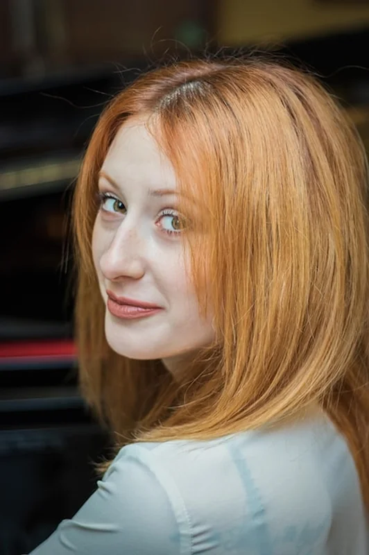 Portret pięknej rudowłosej kobiety w domu