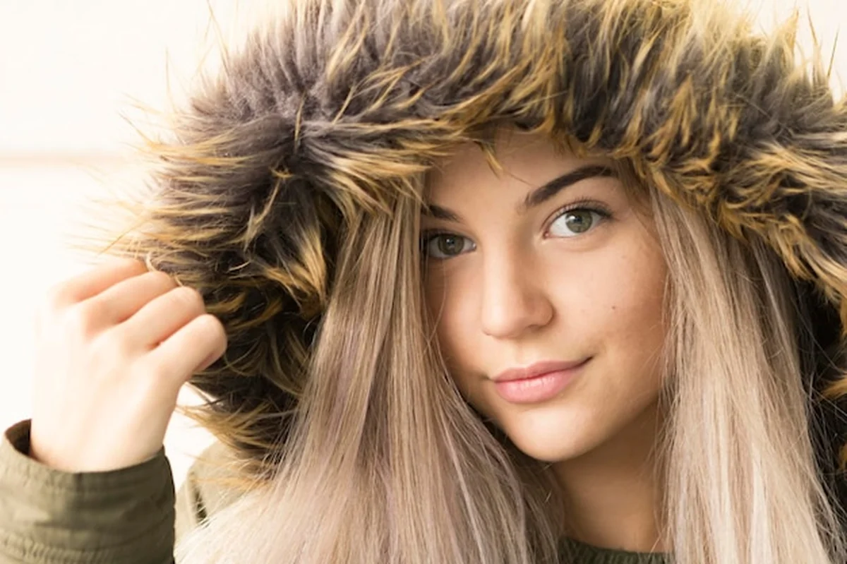 Młoda kobieta w futrze