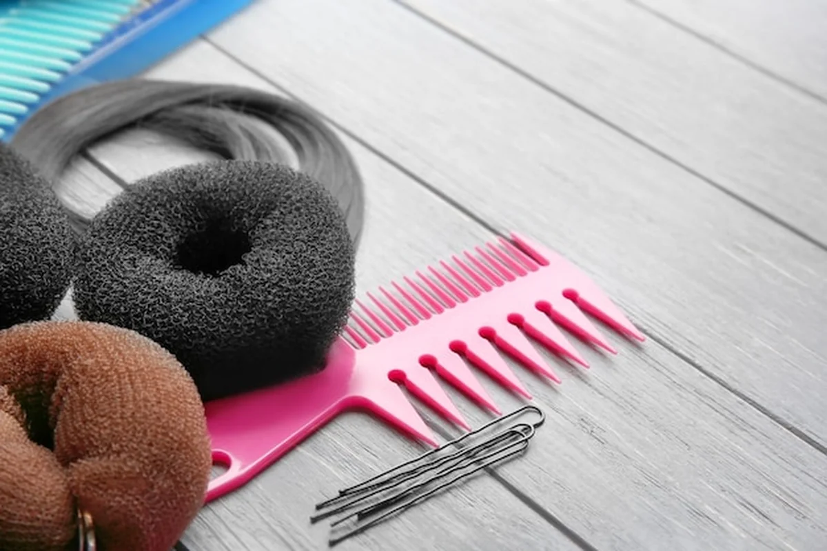 Akcesoria do fryzury na drewnianym tle