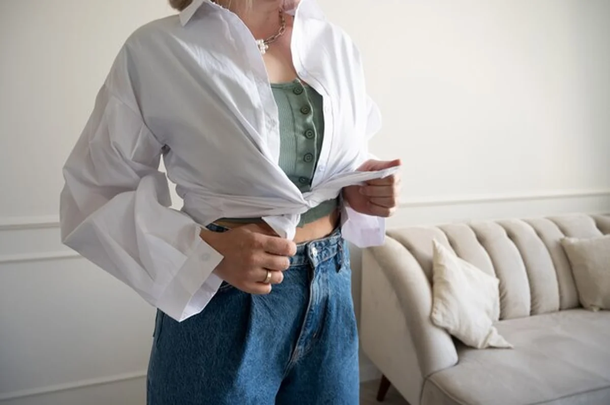 Kobieta prezentuje białą koszulę