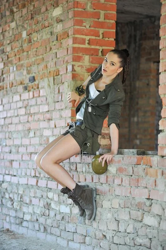 Młoda kobieta w wojskowym ubraniu