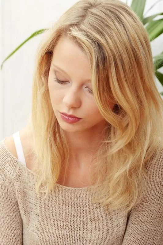 Zbliżenie kobiety z blond włosami