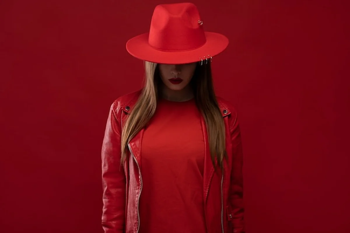 Młoda kobieta z profesjonalnym makijażem