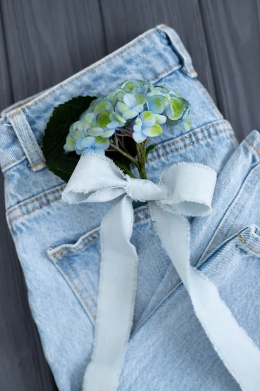 Kokarda na parze dżinsów z niebieską wstążką