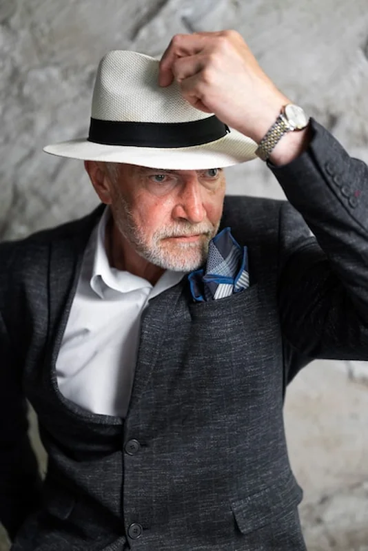 Starszy mężczyzna w garniturze i kapeluszu