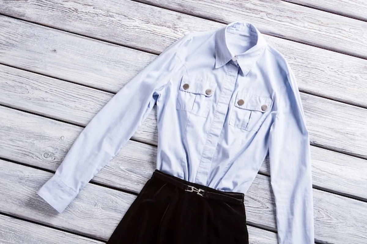 Jasnoniebieska koszula z kieszeniami i długim rękawem