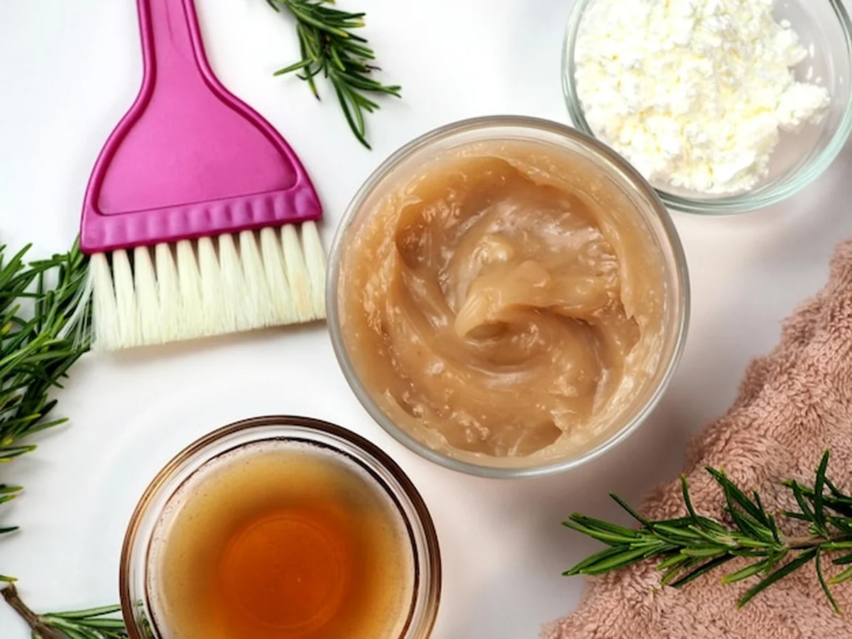 Domowa maska do włosów z herbatą rozmarynową i skrobią kukurydzianą