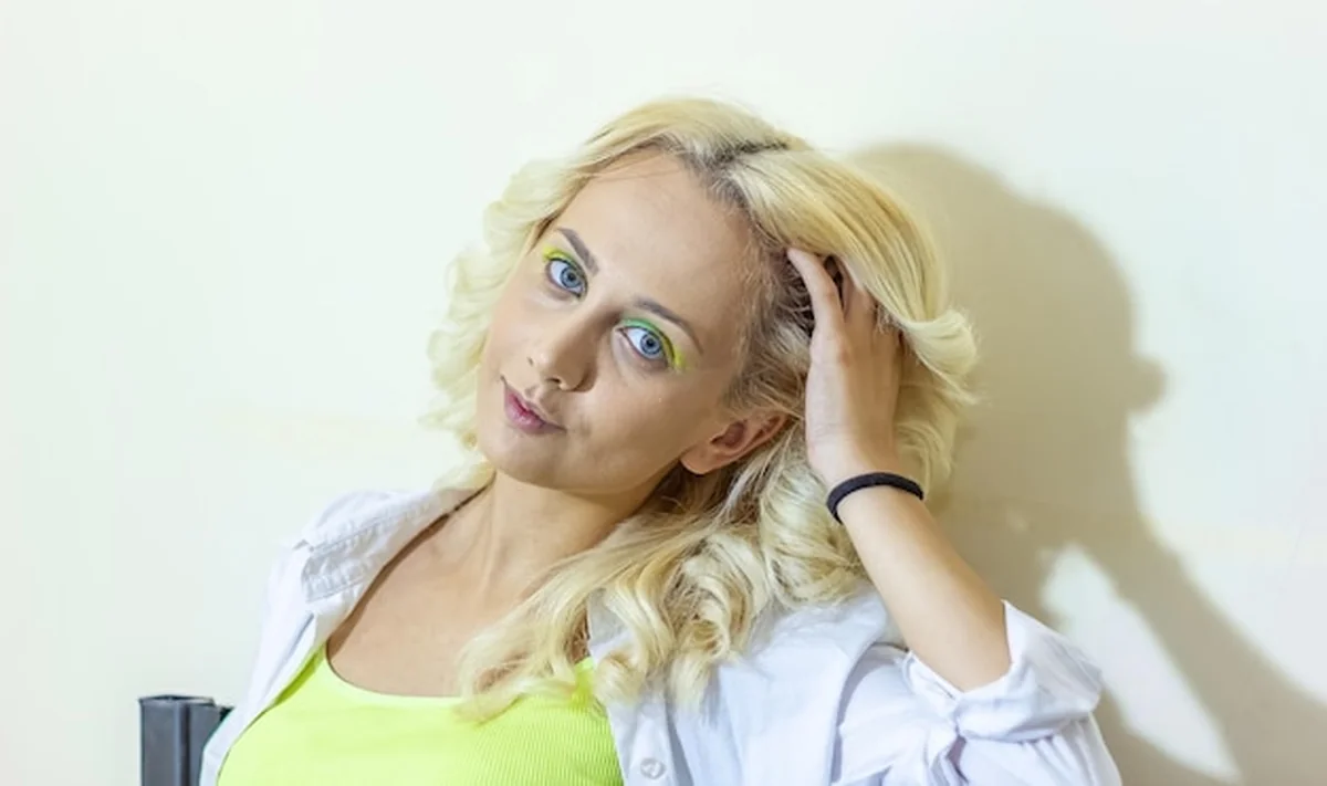 Młoda kobieta w salonie piękności robi makijaż