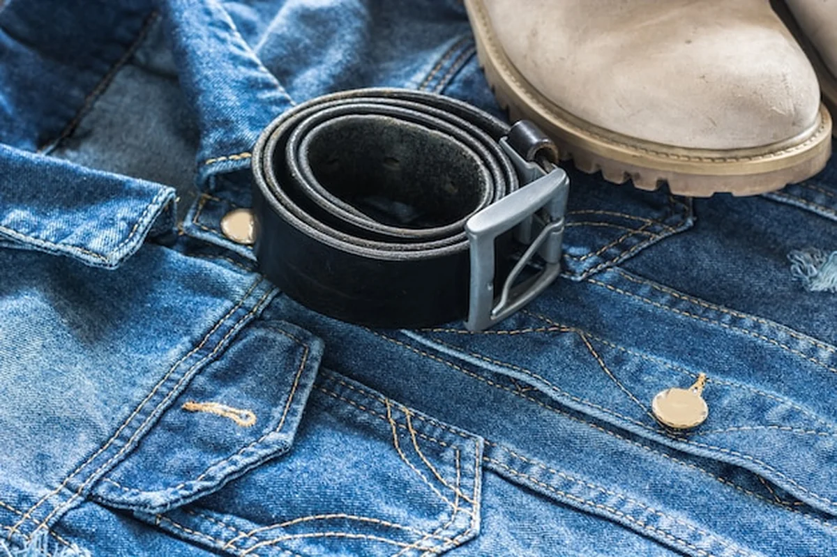 Odzież męska jeansowa na tle minimalistycznego podejścia i wysokiej jakości wykonania